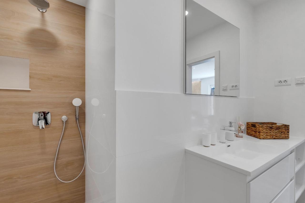 Apartman Roza, Prekrasni Novi S Parkingom *